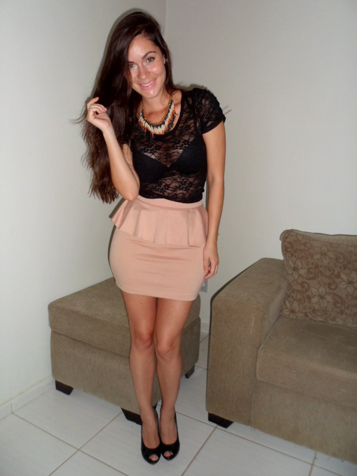 camisa de renda preta com saia peplum