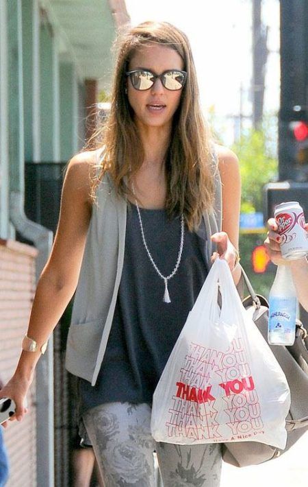 Jessica Alba : Gray Mood in Santa Monica