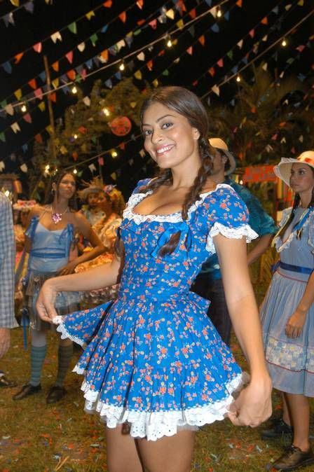 vestidos caipira para festa junina azul com florzinhas coloridas