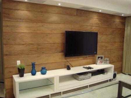 parede da sala com deck de madeira painel para tv