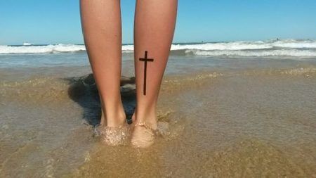 tatuagem de cruz na perna
