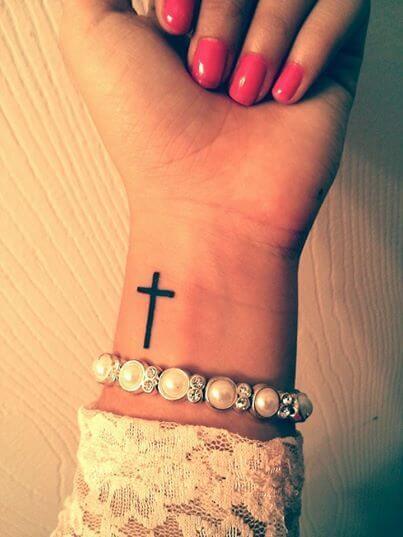 tatuagem de cruz no pulso