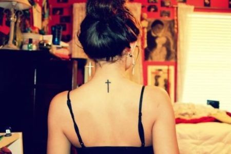 tatuagens femininas de cruz nas costas 1