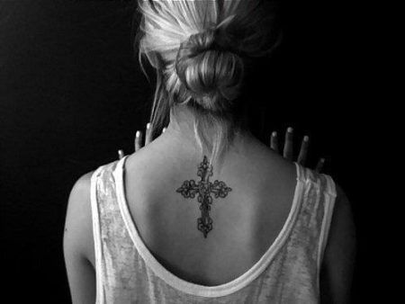 tatuagens femininas de cruz nas costas 2