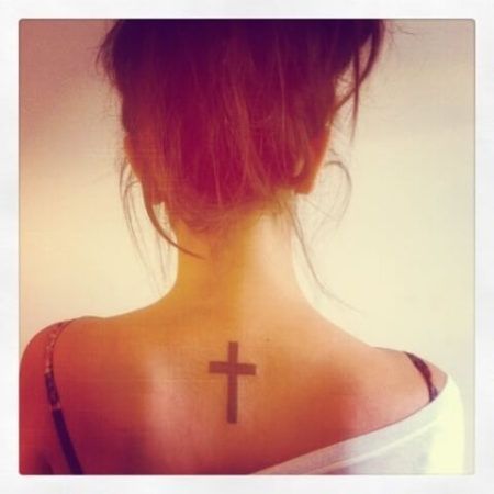 tatuagens femininas de cruz nas costas 3