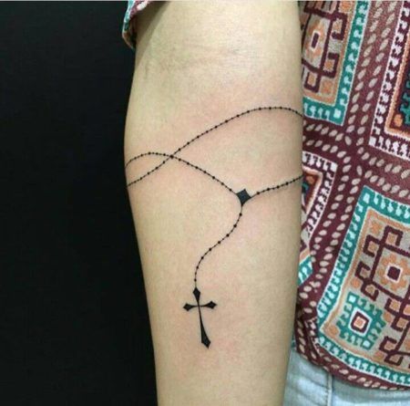 tatuagens femininas de cruz no braco