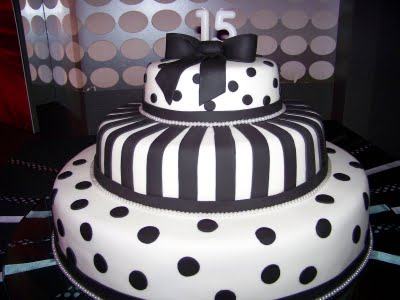 bolos decorados para festa de 15 anos preto e branco preto e branco