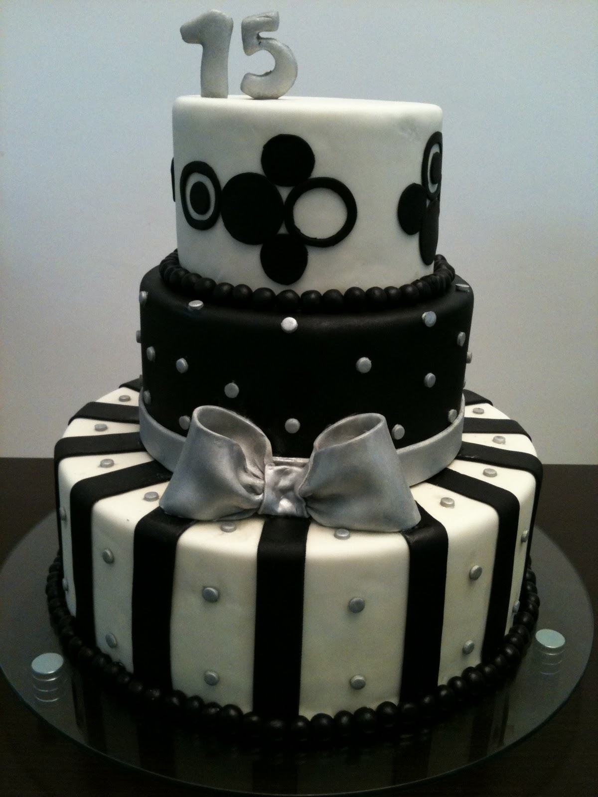 bolos decorados para festa de 15 anos preto e branco preto e branco