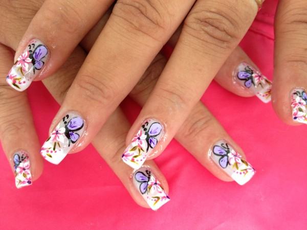 unhas decorativas com flores e borboletas e borboletas