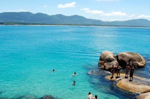 praia mole água transparente