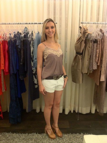 blusa de seda com renda com shorts