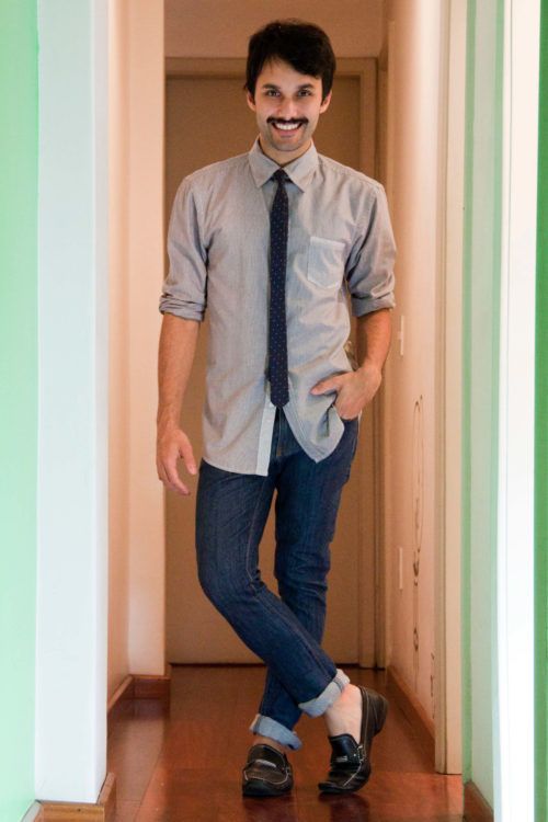 calça jeans camisa social e gravata