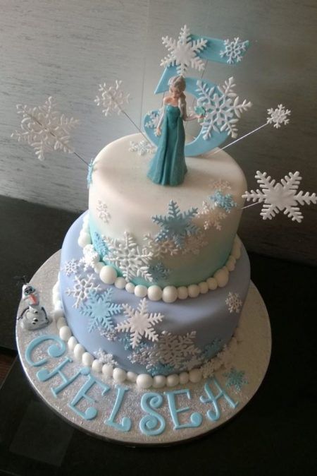 Lindo bolo frozen para aniversário com duas camadas