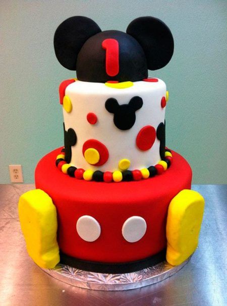 bolo do Mickey para aniversário com enfeites do personagem