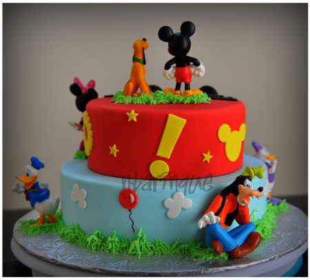 bolo do Mickey para aniversário com personagens da turma
