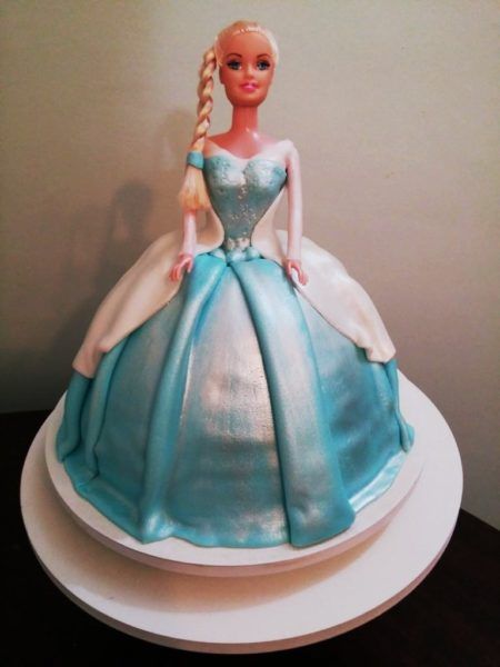 bolo frozen para aniversário com boneca Elsa