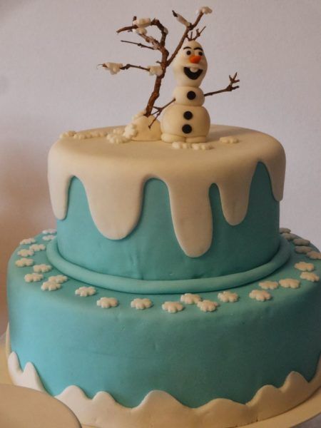 bolo frozen para aniversário com decoração em biscuit