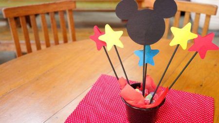 enfeites do Mickey para aniversário vasinhos de jujubas para mesas