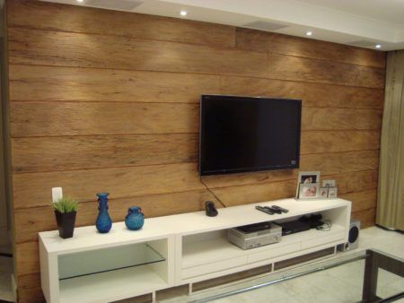 paredes de madeira na sala com cor clara