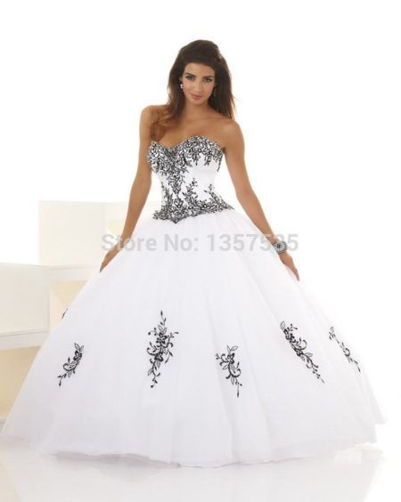 vestidos para aniversário de 15 anos branco com bordados pretos