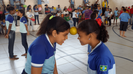 brincadeira para gincana corrida sem deixar a bola cair