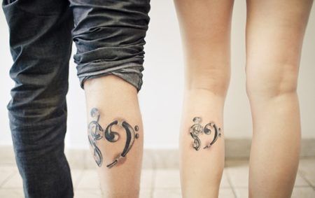 tattoo coracao perna