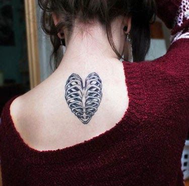 tattoo-feminina-ossos-coracao
