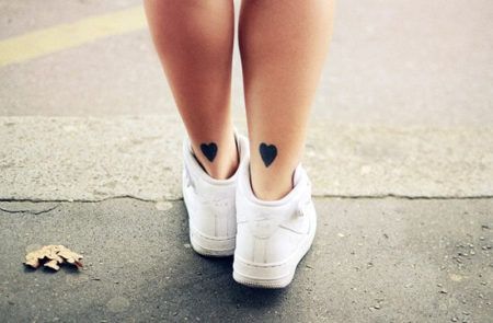 tatuagem de coracao na perna