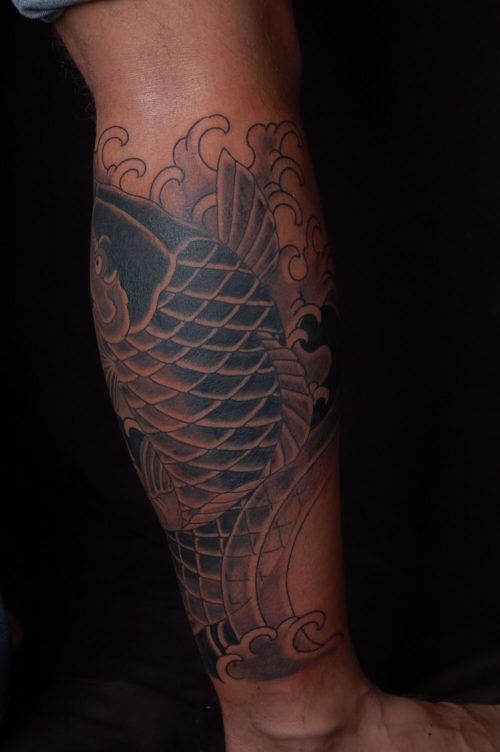 tatuagem de carpa na perna 2