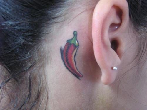 tatuagem pimenta atras da orelha 2