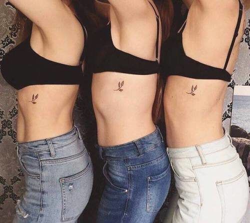 tatuagem amigas na costela