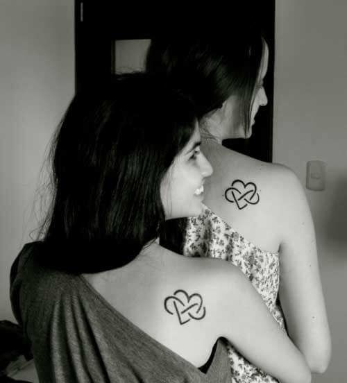 tatuagem de amigas no ombro