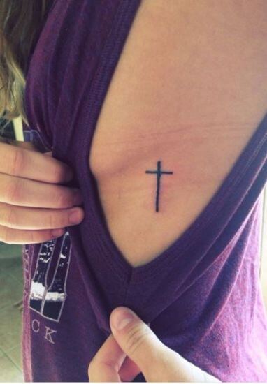 tatuagem de cruz na costela 1