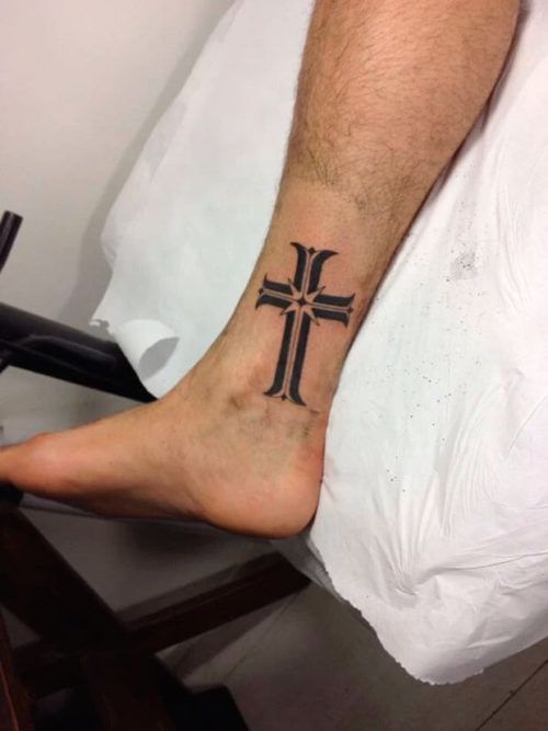 tatuagem de cruz na perna 1